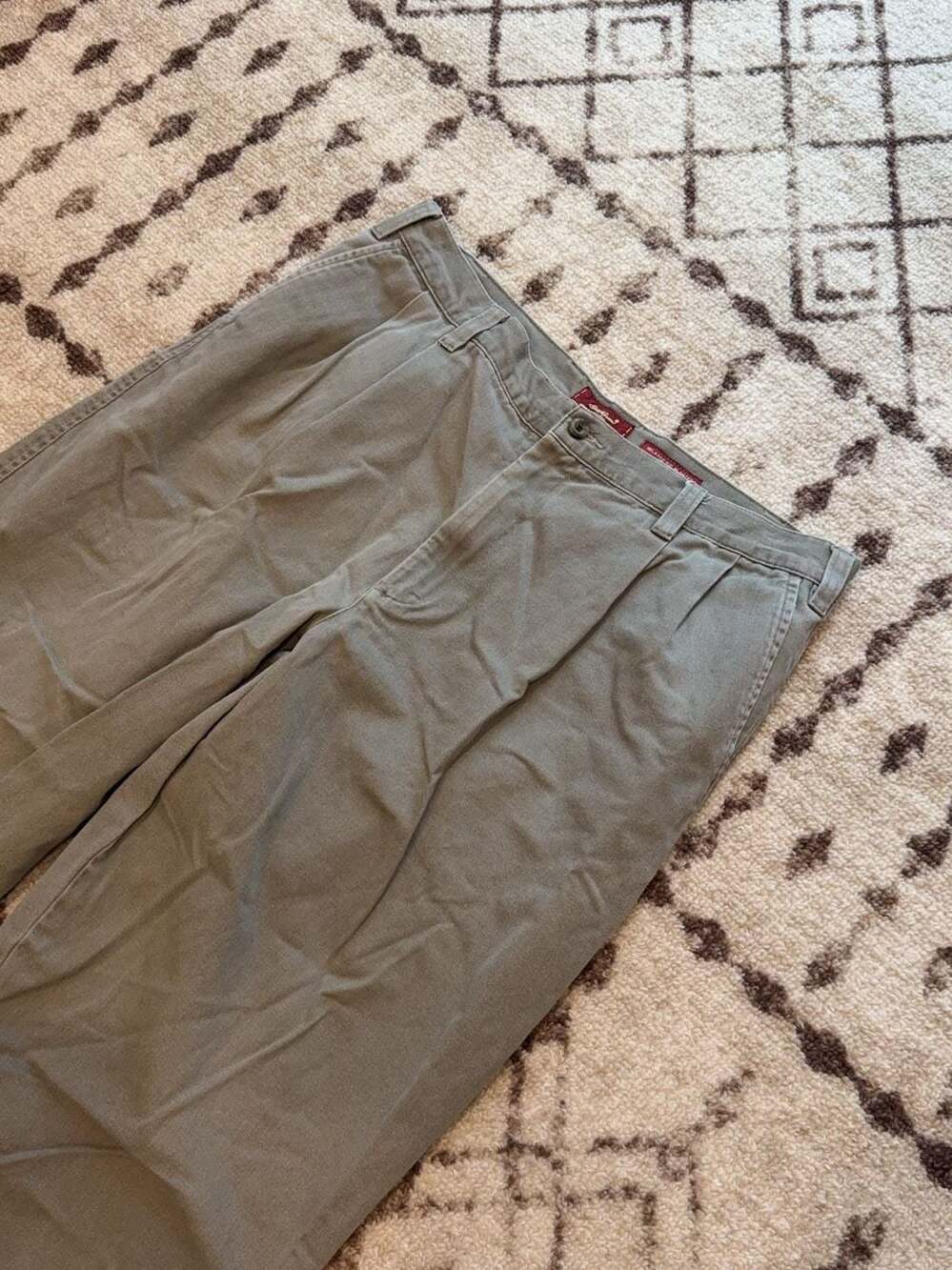 Eddie Bauer Relaxed-Fit Pleated Khakis Men's Size 36